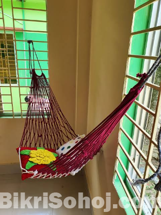 হাতে তৈরি দোলনা